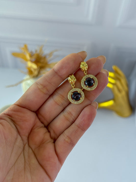 Aretes de círculo con piedras moradas