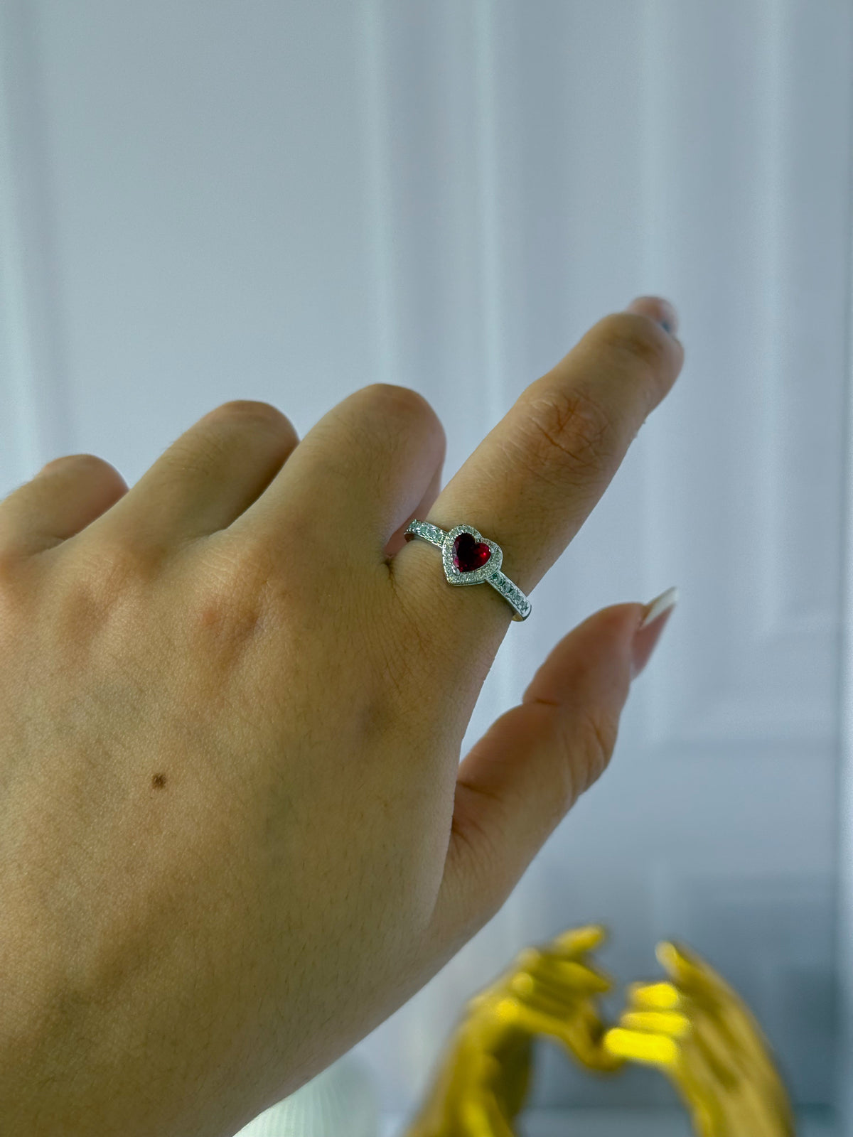Anillo plateado de corazón rojo