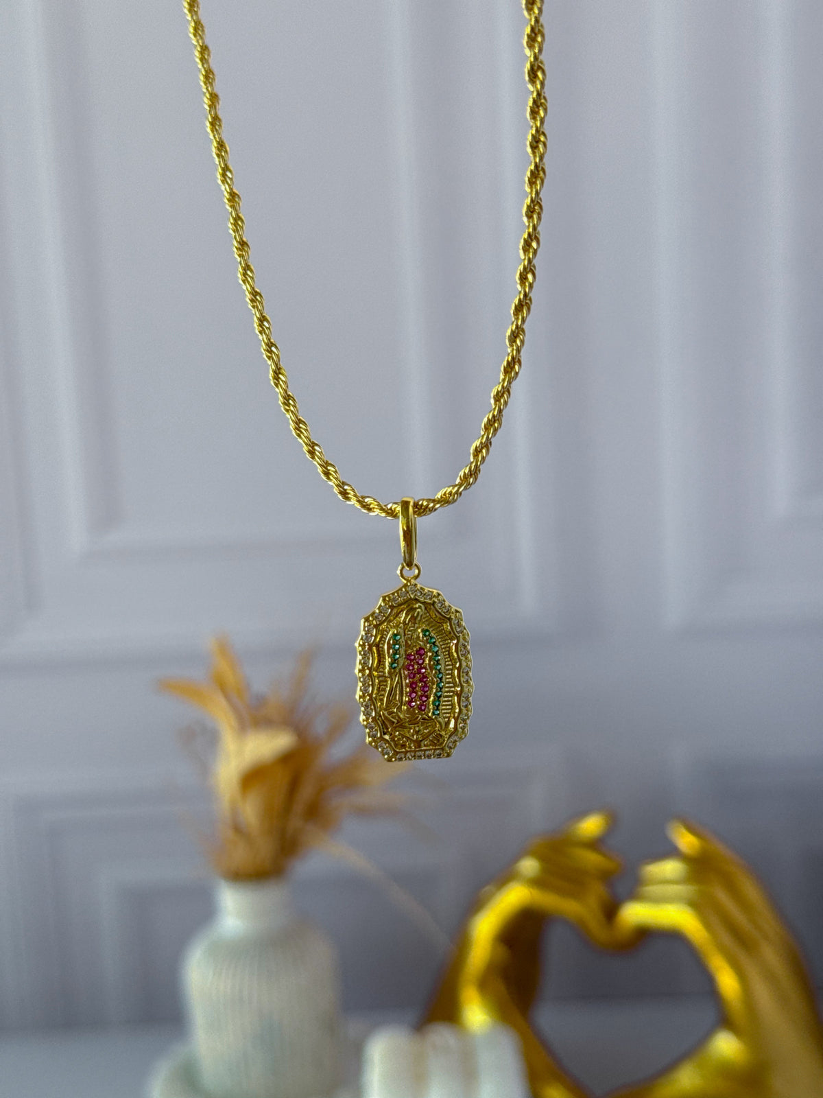 Cadena de lazo con virgencita de colores
