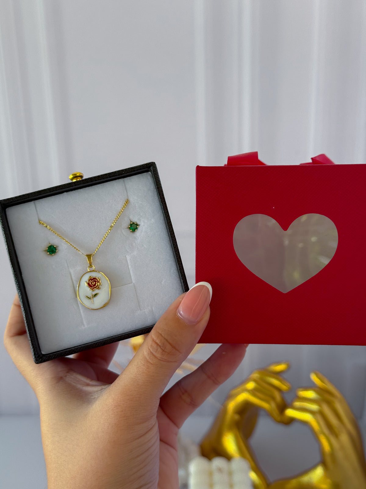 Combo rosa con caja de corazón rojo