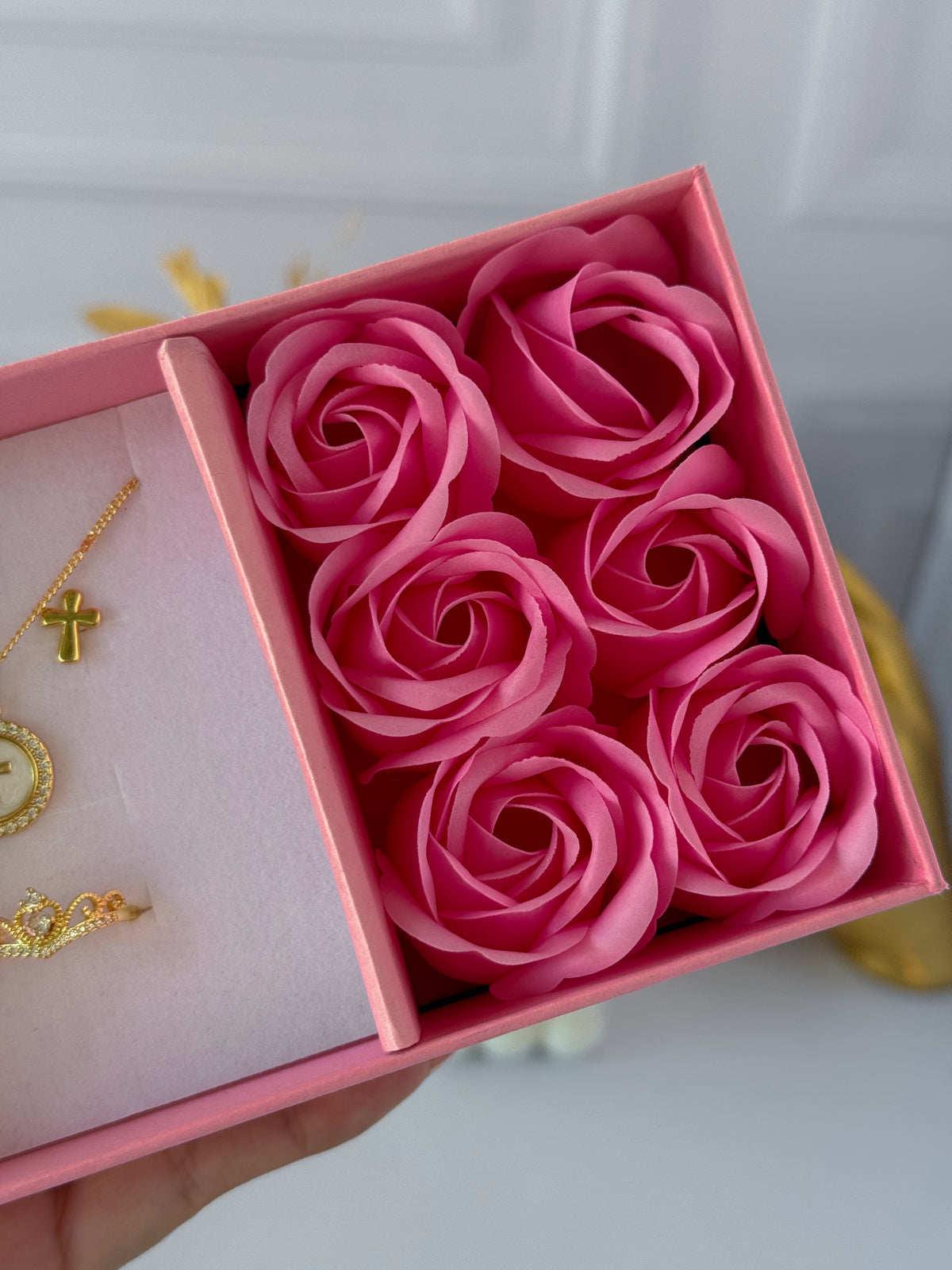 Combo cruz con caja de rosas