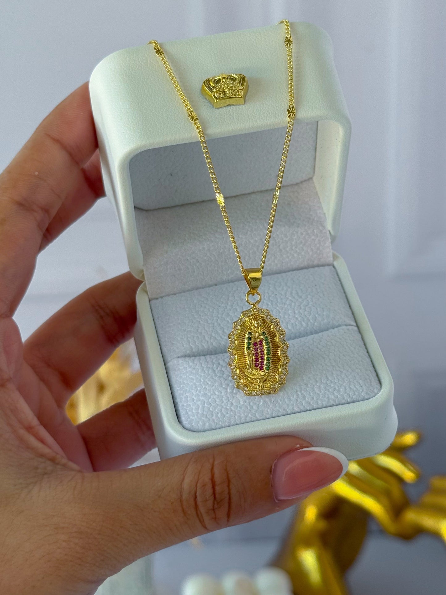 Cadena de la Virgencita de colores
