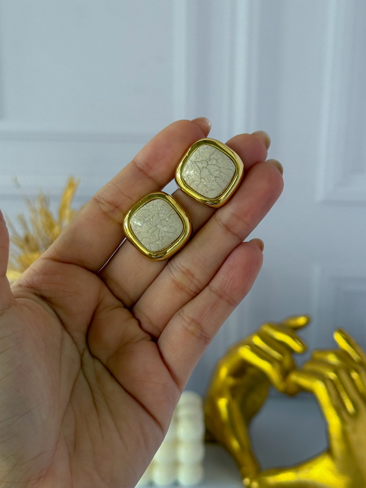 Aretes cuadrados beige