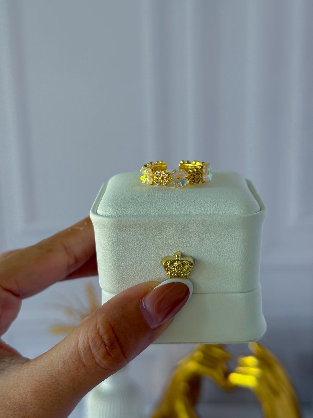 Anillo de flores iridiscentes