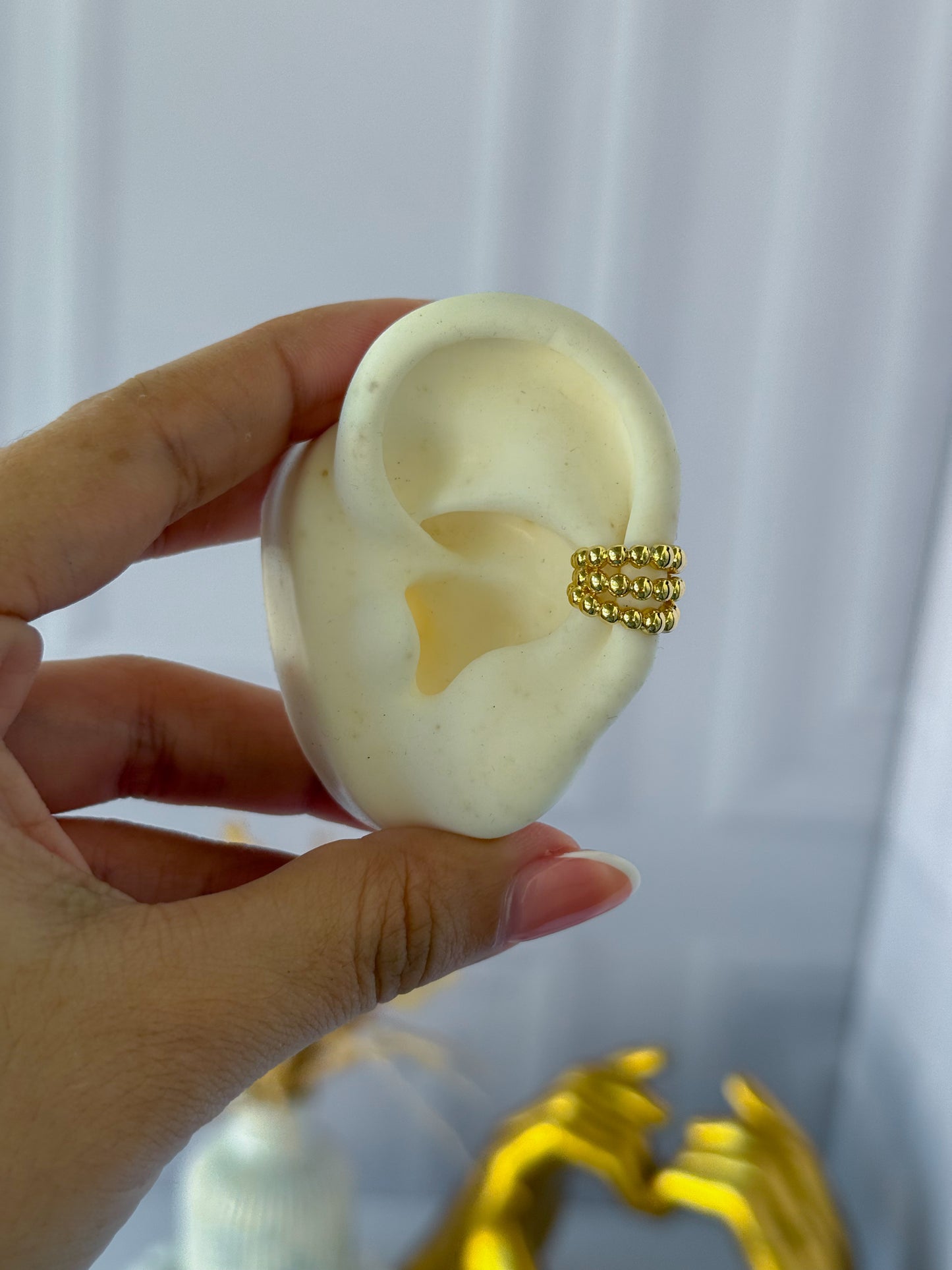 Ear cuff triple bolitas
