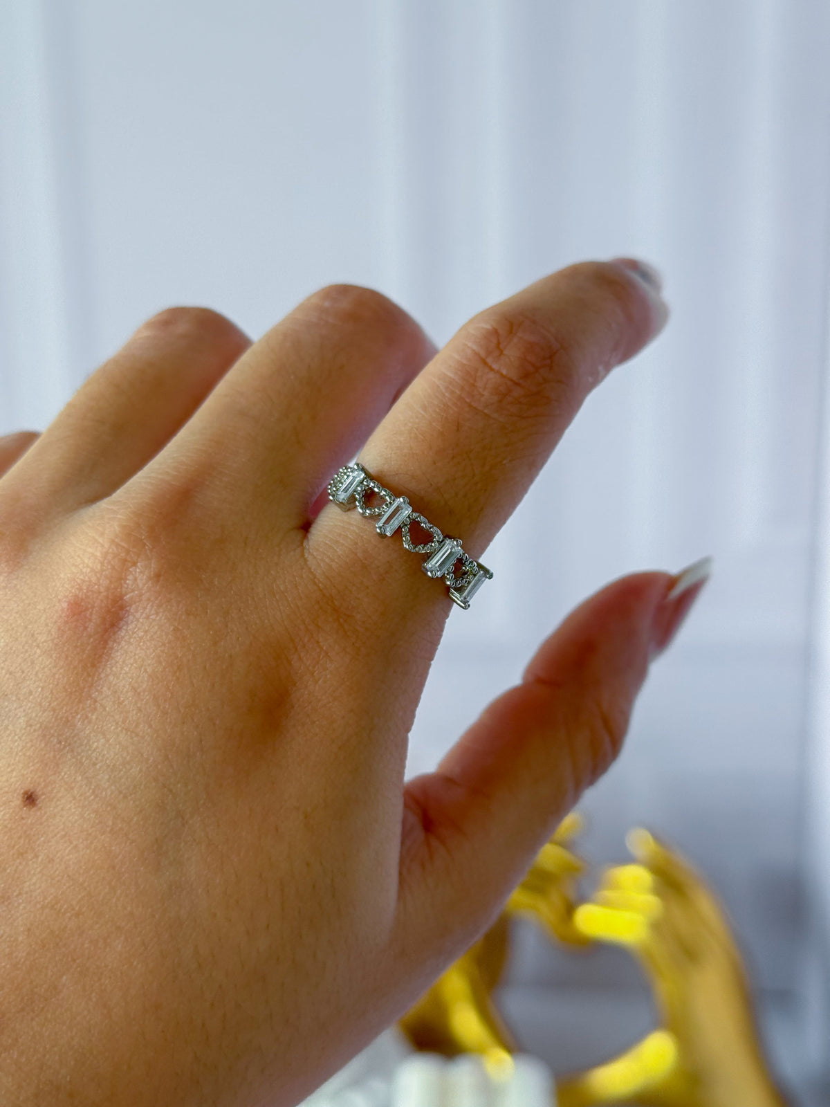 Anillo plateado de corazón con pedrería