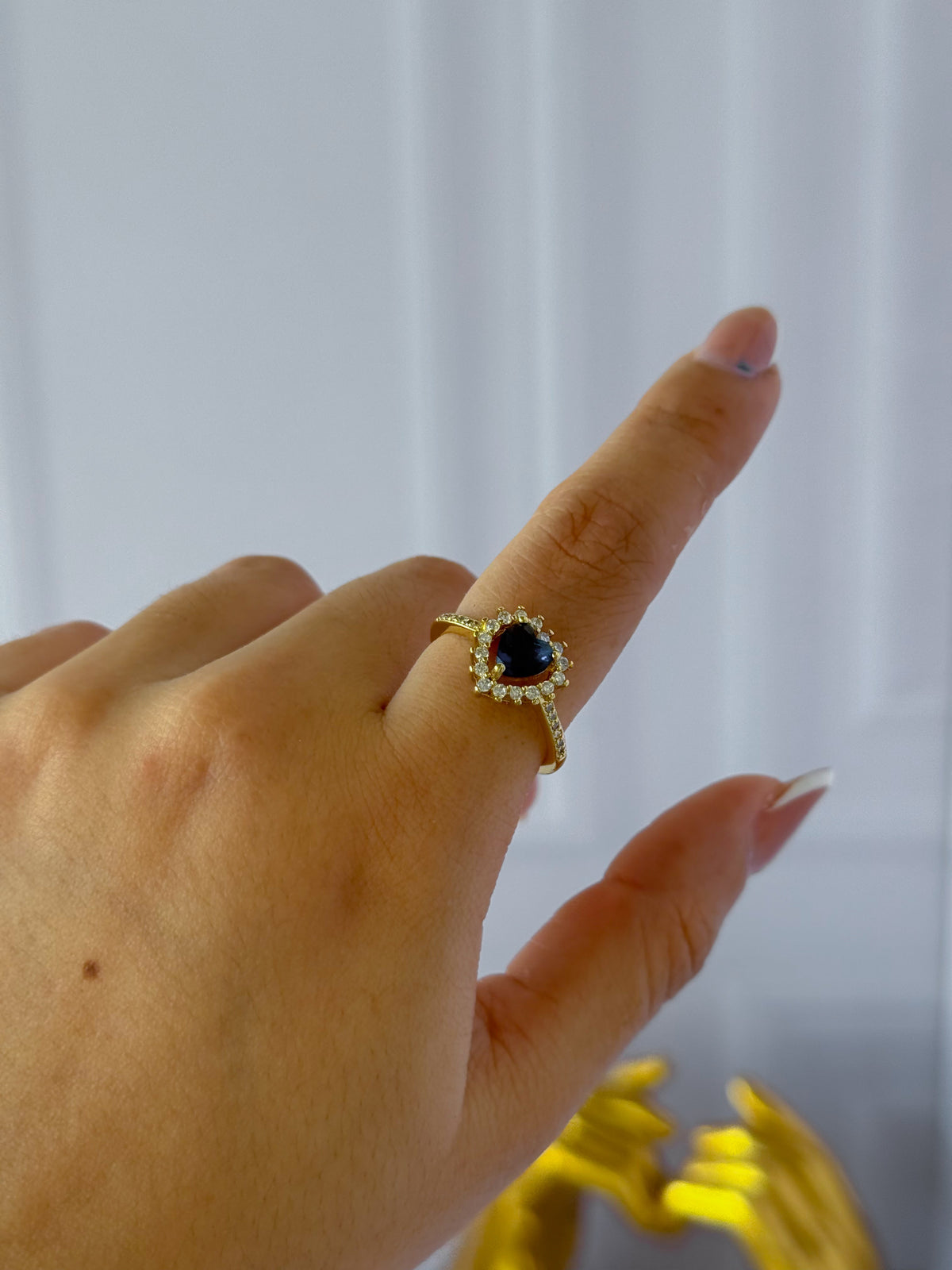 Anillo de corazón azul perlado