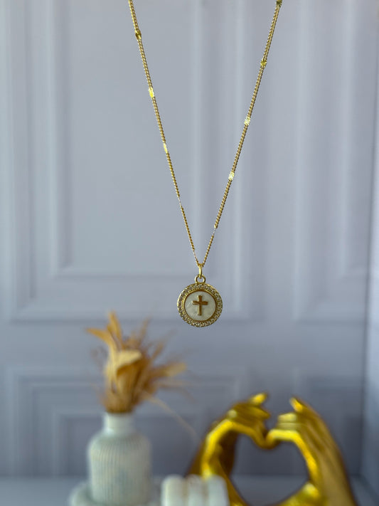 Mother-of-pearl cross chain