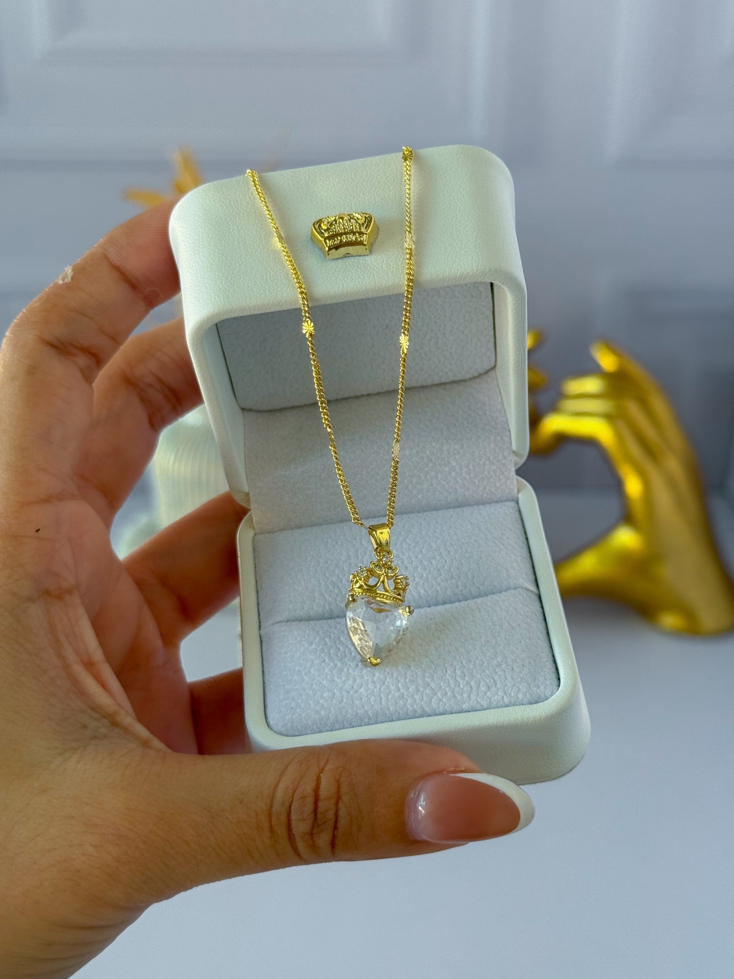 Cadena, corazón, corona