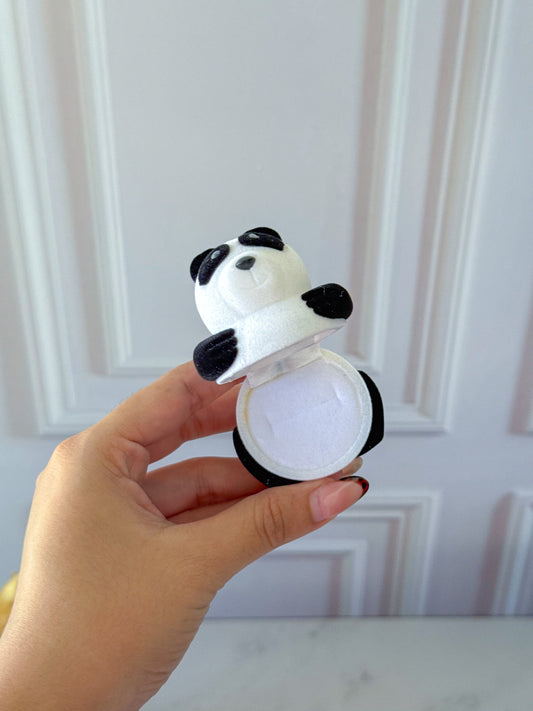 Anillo con cofre de panda