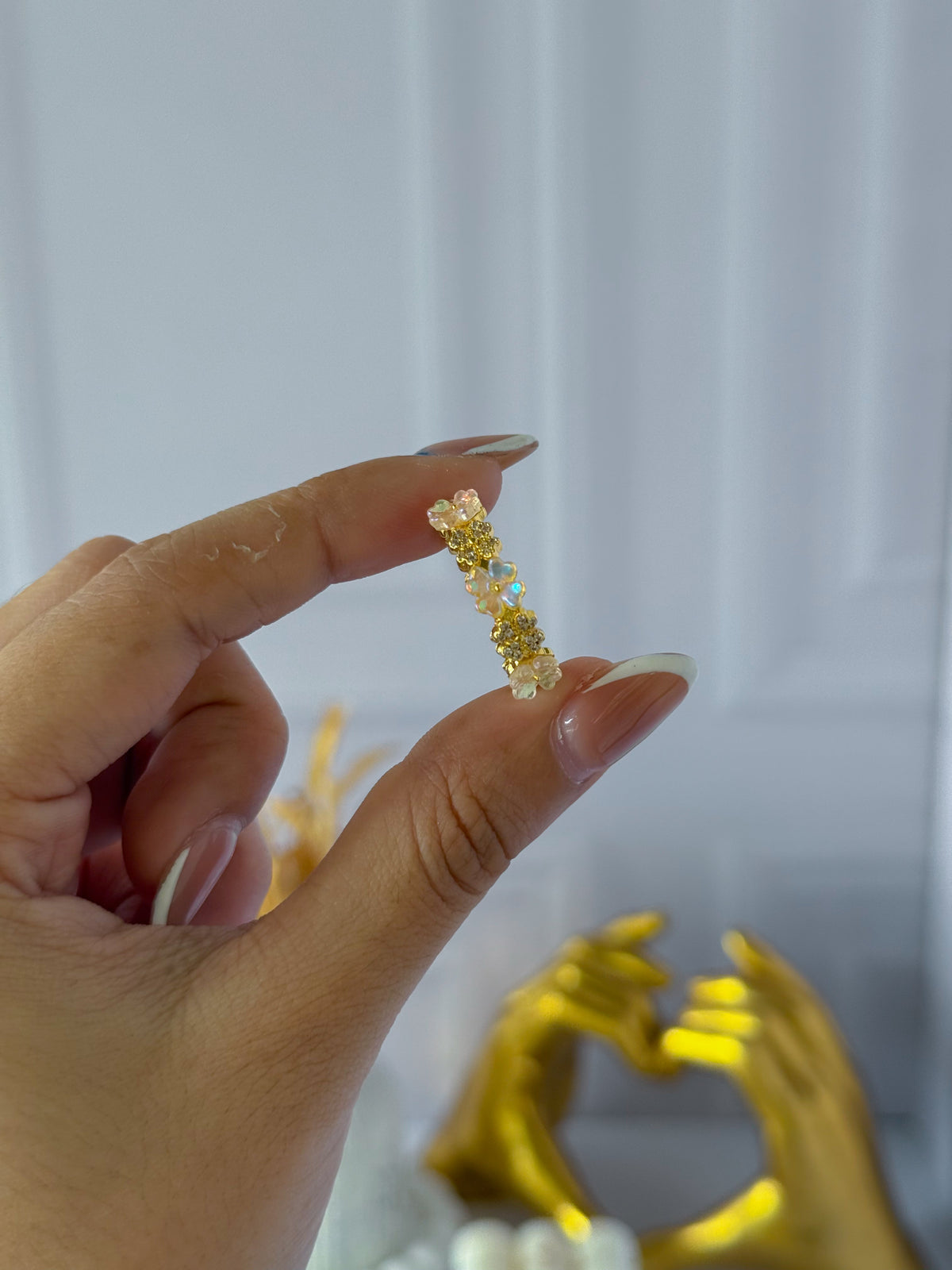 Anillo de flores iridiscentes
